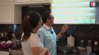 Lemari kaca untuk menyimpan porselen ini juga bisa dibuka tutup layaknya jendela. Semua otomatis, tinggal ditekan!