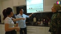 Saat tirainya dibuka, maka akan terlihat deretan koleksi gelas dan cangkir cantik di dalam lemari kaca tersebut.