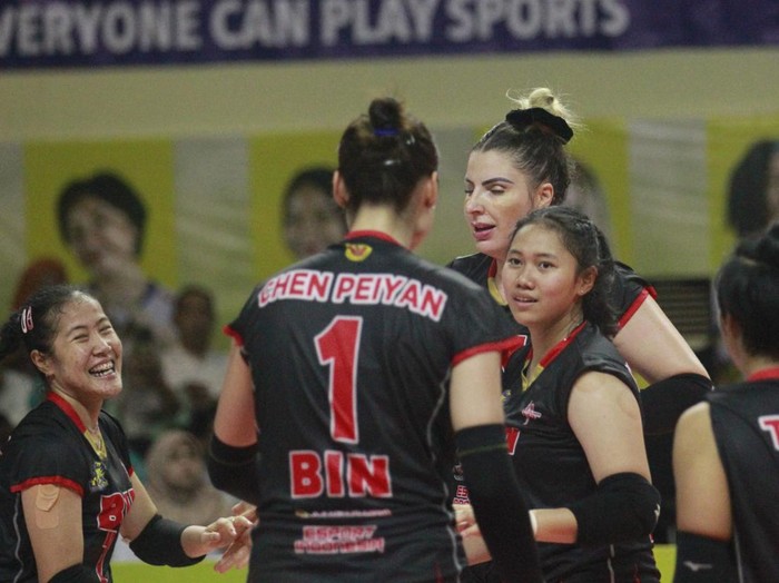 Ekspresi pemain Jakarta BIN usai memenangkan duel sengit lima set melawan Jakarta Pertamina Fastron di GOR UNY Yogyakarta, Jumat (17/2/2023).