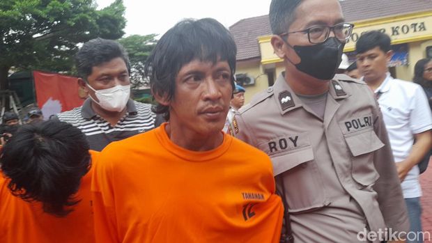 Empat orang komplotan curanmor yang kerap mengincar pemotor anak-anak ditangkap polisi. Para pelaku bermodus menjadi korban tabrakan dan meminta ganti rugi. (M Sholihin/detikcom)