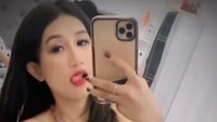 Erneli meraup jutaan rupiah atas aksinya bugil saat live Instagram. (Foto: Istimewa)