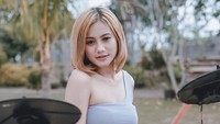 Saat mengisi konten YouTube Ini Bukan Talkshow, Fira Cantika mengaku pernah disawer uang sekarung. Kala itu, ia tengah manggung di Madura dan diberikan saweran uang sekarung yang isinya nominal Rp 2 ribu dan Rp 5 ribu. (Foto: dok Instagram)
