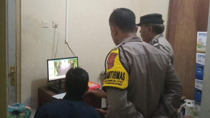 Polisi saat melakukan olah TKP pencurian gawai belasan murid di Kapanewon Bambanglipuro, Kabupaten Bantul.