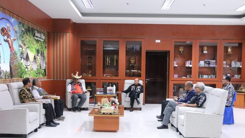 Gubernur VBL dan sejumlah pejabat lingkup Pemprov NTT saat menerima kunjungan dari BNPB di Kota Kupang, NTT, Kamis (16/2/2023). (IST)