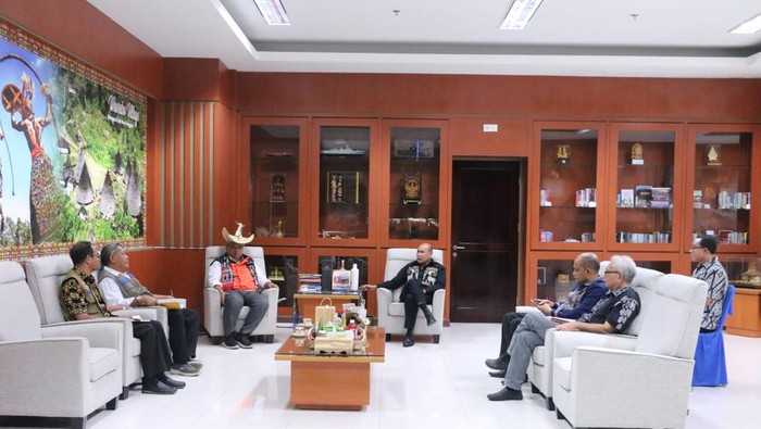Gubernur VBL dan sejumlah pejabat lingkup Pemprov NTT saat menerima kunjungan dari BNPB di Kota Kupang, NTT, Kamis (16/2/2023). (IST)