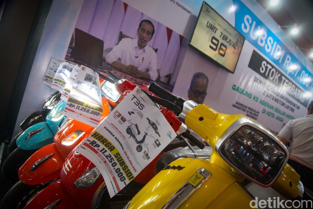 IIMS 2023 menghadirkan hall khusus motor listrik. Berbagai sepeda motor listrik ini adu spesifikasi dan harga yang bersaing.