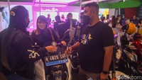 Para pengunjung mencari tahu informasi motor listrik incarannya.