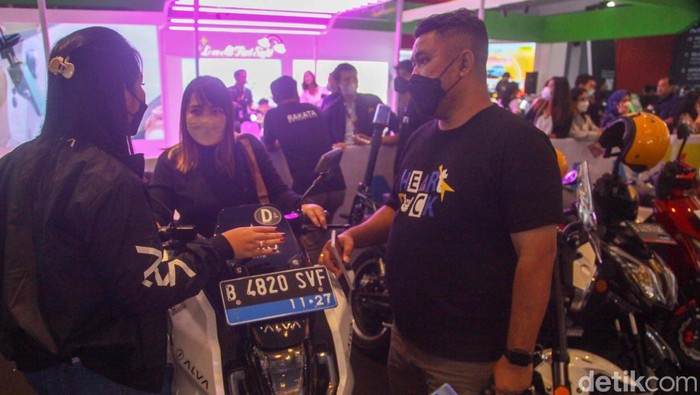 IIMS 2023 menghadirkan hall khusus motor listrik. Berbagai sepeda motor listrik ini adu spesifikasi dan harga yang bersaing.