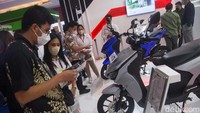 Pengunjung melihat beragam sepeda motor listrik dalam pameran IIMS 2023 di JIExpo Kemayoran, Jakarta, Jumat (17/2/2023).