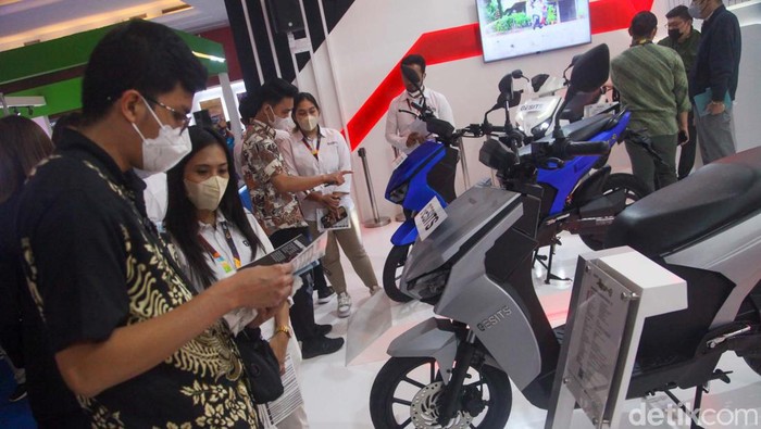 Hall Khusus Motor Listrik Diserbu Pengunjung IIMS 2023 IIMS 2023 menghadirkan hall khusus motor listrik. Berbagai sepeda motor listrik ini adu spesifikasi dan harga yang bersaing.