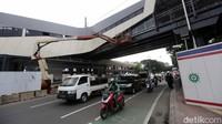 Pekerja tengah menyelesaikan revitalisasi Halte TransJakarta Juanda di Jakarta, Jumat (17/2/2023).