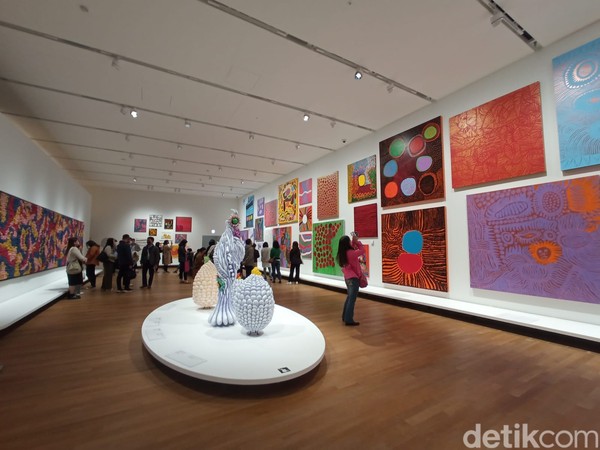 Di dalam pameran ini, M+ memboyong karya-karya Kusama dari yang pertama hingga yang paling akhir. (Melissa Bonauli/detikcom) Di dalam pameran ini, M+ memboyong karya-karya Kusama dari yang pertama hingga yang paling akhir. (Melissa Bonauli/detikcom)