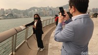 Kalau sudah di sana, jangan lupa untuk berfoto dengan cap tangan artis idolamu, ya. Mulai dari Jackie Chan, Jet Lie, Stephen Chow dan Bruce Lee, dipajang di sana! (Melissa Bonauli/detikcom)