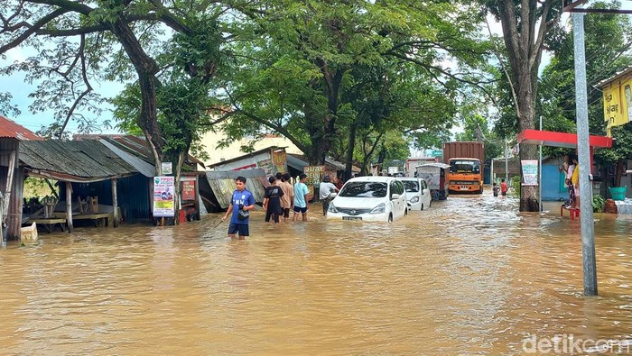 Jalan Pramuka yang berada di timur jembatan Mojo, Desa Laban, Kecamatan Mojolaban, Kabupaten Sukoharjo terendam banjir, Jumat (17/2/2023).