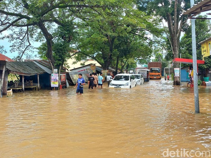 Jalan Pramuka yang berada di timur jembatan Mojo, Desa Laban, Kecamatan Mojolaban, Kabupaten Sukoharjo terendam banjir, Jumat (17/2/2023).