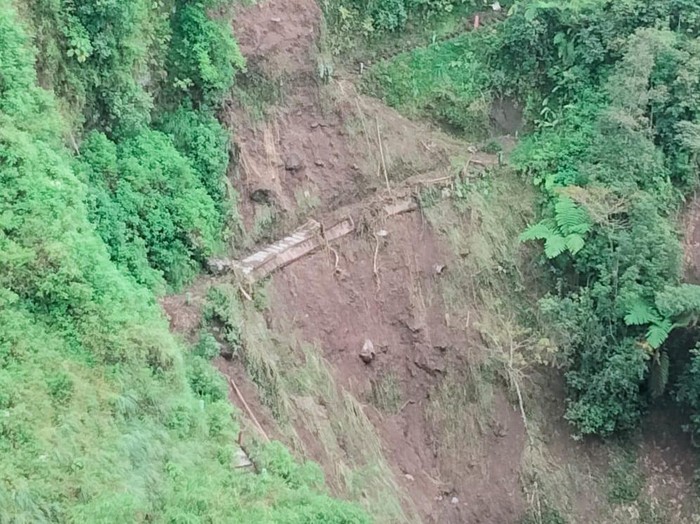 Jalan setapak satu- satunya ke arah objek wisata Girpasang Gunung Merapi tertutup longsor, Jumat (17/2/2023).