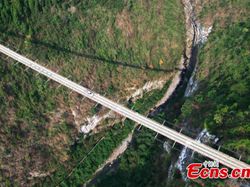 Jembatan Melayang Tanpa Pilar Ini Bikin Lutut Lemas