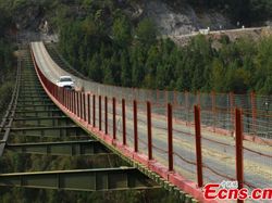 Jembatan Melayang Tanpa Pilar Ini Bikin Lutut Lemas