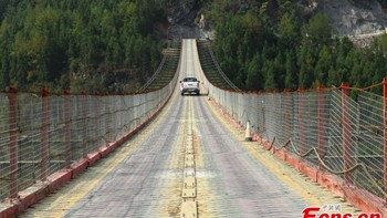 Adapun lebar jembatan adalah 4 meter, dan hanya ditopang oleh konstruksi semacam kabel yang mampu menahan beban sampai 50 ton. Foto: ECNS.cn