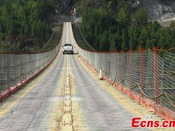 Jembatan Melayang Tanpa Pilar Ini Bikin Lutut Lemas