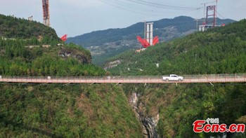Saat peresmiannya pada Oktober 2022, sebuah truk molen diuji melaju di atas jembatan tersebut. Foto: ECNS.cn