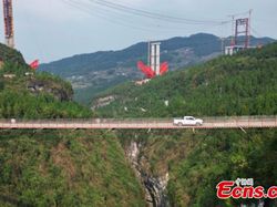 Jembatan Melayang Tanpa Pilar Ini Bikin Lutut Lemas