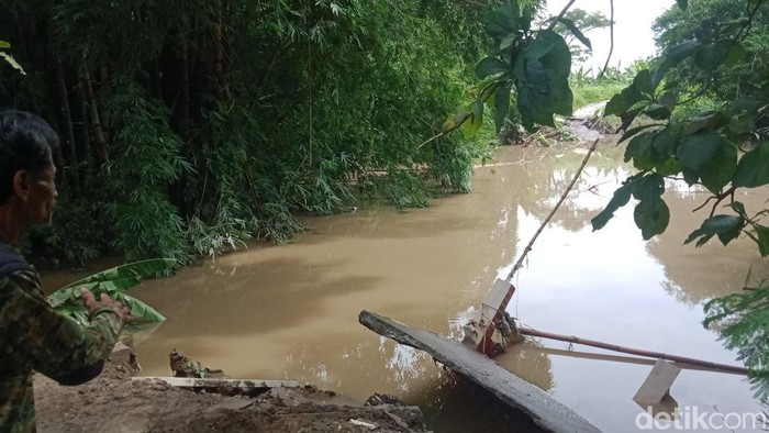 Jembatan Perbatasan Klaten - Sukoharjo di Desa Bener, Kecamatan Wonosari, Klaten putus.