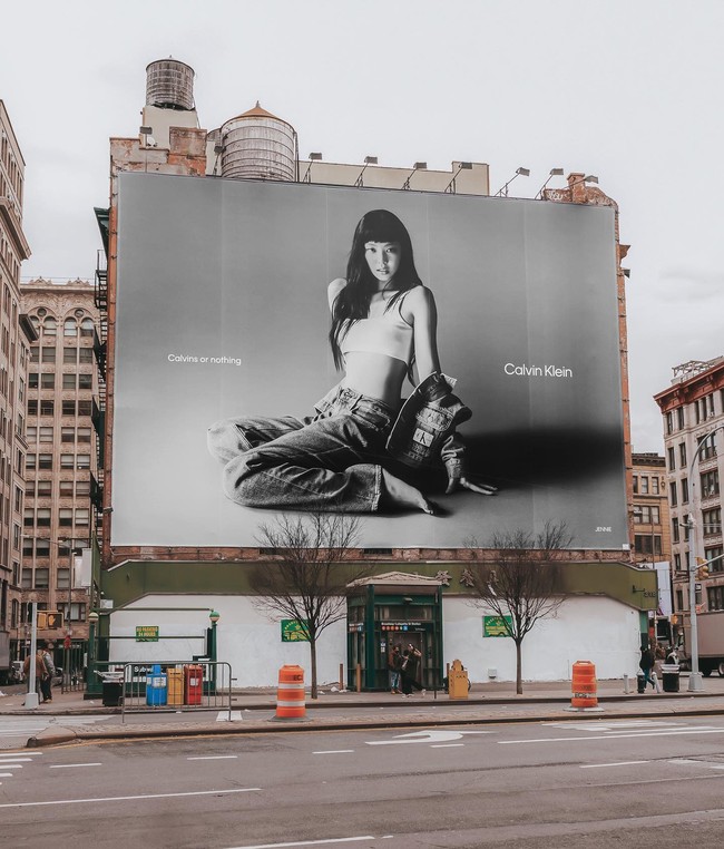 Hasil pemotretan Jennie BLACKPINK bersama Calvin Klein pun kembali dimuat di sebuah billboard di New York. Foto: dok. Calvin Klein