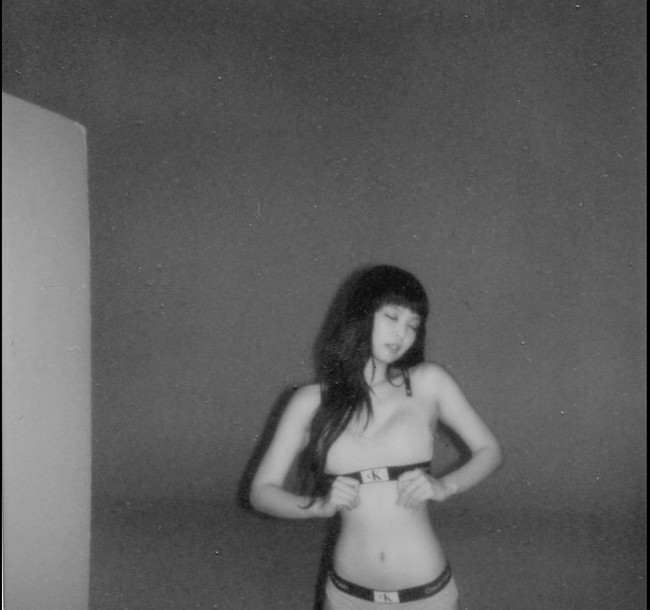 Jennie BLACKPINK membuktikan eksistensinya sebagai idol KPop yang mendunia dan mendapat julukan fashion icon. Foto: dok. Calvin Klein