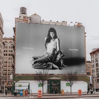 Hasil pemotretan Jennie BLACKPINK bersama Calvin Klein pun kembali dimuat di sebuah billboard di New York. Foto: dok. Calvin Klein