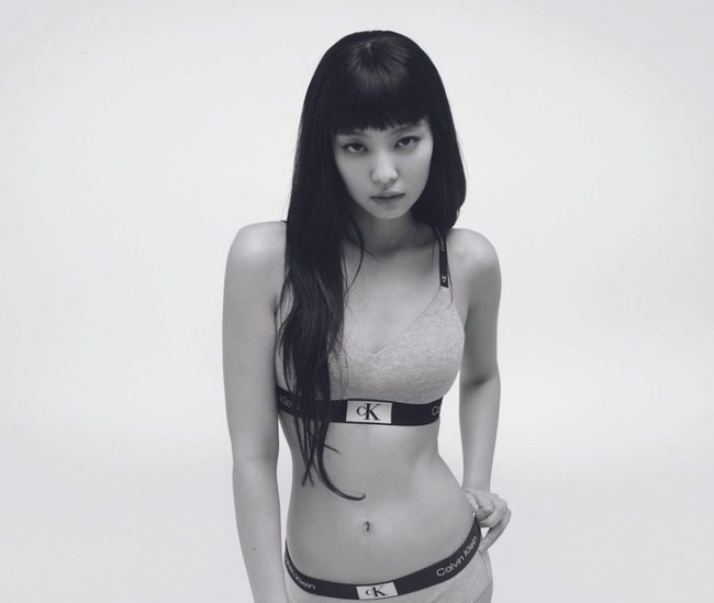 Pelantun Pink Venom itu memamerkan bentuk tubuhnya yang ramping dan otot perutnya yang kencang. Jennie BLACKPINK diketahui rutin melakukan yoga dan pilates. Foto: dok. Calvin Klein