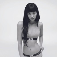 Pelantun Pink Venom itu memamerkan bentuk tubuhnya yang ramping dan otot perutnya yang kencang. Jennie BLACKPINK diketahui rutin melakukan yoga dan pilates. Foto: dok. Calvin Klein