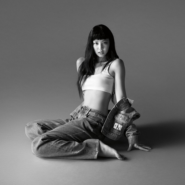 Selain dibagikan di media sosial, hasil pemotretan Jennie BLACKPINK juga dimuat di situs resmi Calvin Klein. 1996 is the moment. JENNIE in Calvin Klein 1996. out now: https://calvin.re/Jennie-TW tulis akun Twitter resminya pada Rabu (15/2/2023). Foto: dok. Calvin Klein