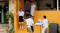 Mereka dipercaya menjalankan restoran jajanan Korea di Meksiko. Foto: (dok. Prime Video)