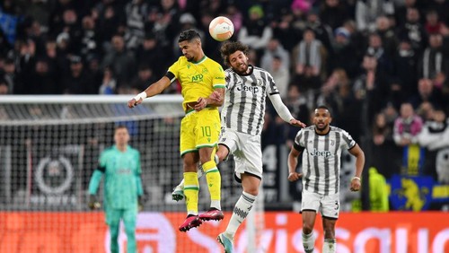 TURIN, ITALY - FEBRUARY 16: Ludovic Blas of FC Nantes battles for a header with Manuel Locatelli of Juventus during the UEFA Europa League knockout round play-off leg one match between Juventus and FC Nantes at Allianz Stadium on February 16, 2023 in Turin, Italy. (Photo by Valerio Pennicino/Getty Images)