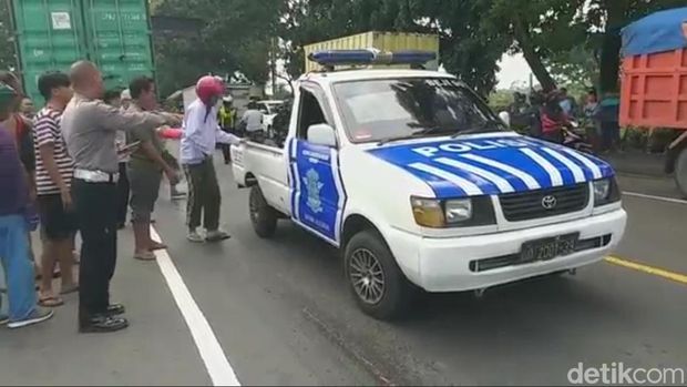Kecelakaan ibu rumah tangga pemotor di Pasuruan terserempet trailer hingga terjatuh dari motornya lalu terlindas hingga tewas.