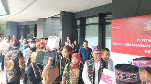 Kementerian Sosial dan rombongan Komisi VIII DPR RI menyerahkan secara simbolis bantuan senilai Rp 74,7 miliar untuk Kabupaten Manggarai Barat di Labuan Bajo, Jumat (17/2/2023).