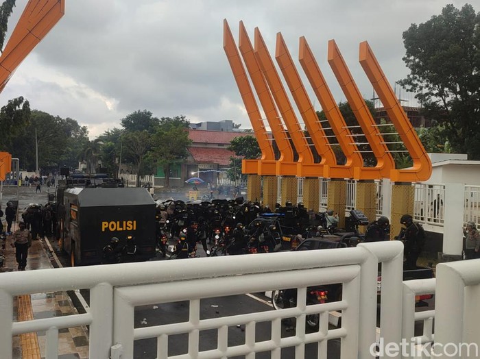 Kericuhan suporter di Semarang, Jumat (17/2/2023).