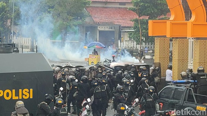 Kericuhan suporter di Semarang, Jumat (17/2/2023).