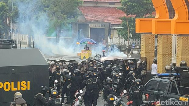 Kericuhan suporter di Semarang, Jumat (17/2/2023).