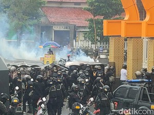 CEO PSIS Semarang Minta Maaf soal Ricuh Suporter di Stadion Jatidiri