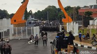 Selain itu mobil water cannon juga menyemprot air untuk memecah kerumunan suporter. Setelah ada tembakan gas air mata, tampak kerumunan suporter pecah. Foto: Afzal Nur Iman/detikJateng