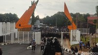 Namun lemparan batu masih terjadi. Polisi terlihat ada yang mengevakuasi suporter anak dan wanita ke area aman. Sabar dulu, sabar dulu, teriak petugas lewat pengeras suara mobil polisi. Foto: Afzal Nur Iman/detikJateng
