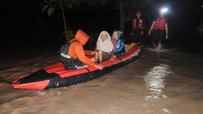 Warga menggendong seorang anak evakuasi karena banjir di Bener, Wonosari, Klaten, Jawa Tengah, Kamis (16/2/2023) malam. Curah hujan tinggi menyebabkan aliran Sungai Brambang meluap dan membanjiri perkampungan warga sehingga puluhan warga setempat dievakuasi ke Kantor Desa Bener. ANTARA FOTO/Aloysius Jarot Nugroho/aww.