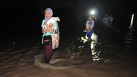 Petugas SAR gabungan pun mengevakuasi warga yang rumahnya terendam banjir.  