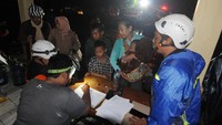 Puluhan warga setempat dievakuasi ke Kantor Desa Bener.