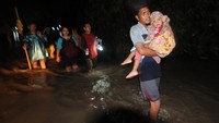 Curah hujan tinggi menyebabkan aliran Sungai Brambang meluap dan membanjiri perkampungan warga.  