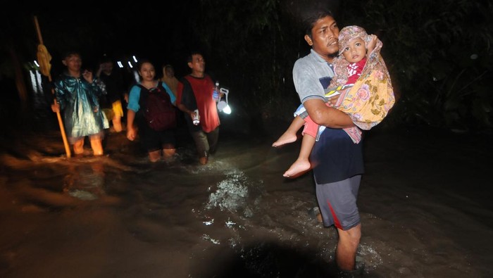 Klaten Masih Direndam Banjir, Warga Akhirnya Dievakuasi Warga menggendong seorang anak evakuasi karena banjir di Bener, Wonosari, Klaten, Jawa Tengah, Kamis (16/2/2023) malam. Curah hujan tinggi menyebabkan aliran Sungai Brambang meluap dan membanjiri perkampungan warga sehingga puluhan warga setempat dievakuasi ke Kantor Desa Bener. ANTARA FOTO/Aloysius Jarot Nugroho/aww.