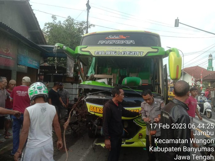 Kondisi bus pariwisata yang bertabrakan dengan truk tangki pengangkut minyak di jalan raya Wangon-Ajibarang, Wangon, Banyumas, Jumat (17/2/2023) pagi.