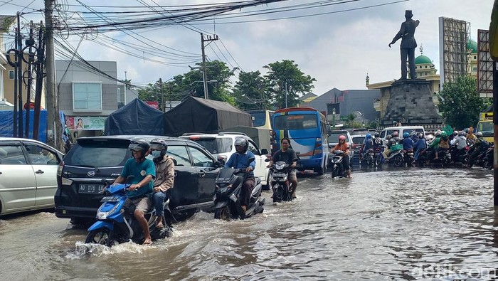 Kondisi lalu lintas di Simpang Tiga Tanjunganom, Kecamatan Grogol, Kabupaten Sukoharjo, Jumat (17/2/2023).